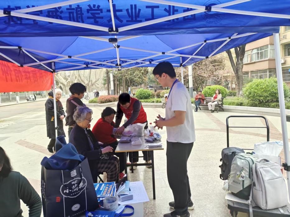 西工大学子志愿服务“一老一小”润童心暖桑榆 西工大学子志愿服务“一老一小”润童心暖桑榆